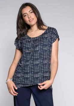 Sheego Shirt Mit Alloverdruck Und überschnittenem Arm 13 Sheego Shirt Mit Alloverdruck Und überschnittenem Arm -Sommertraum Mode 12439200504 02Z8S 02 SH