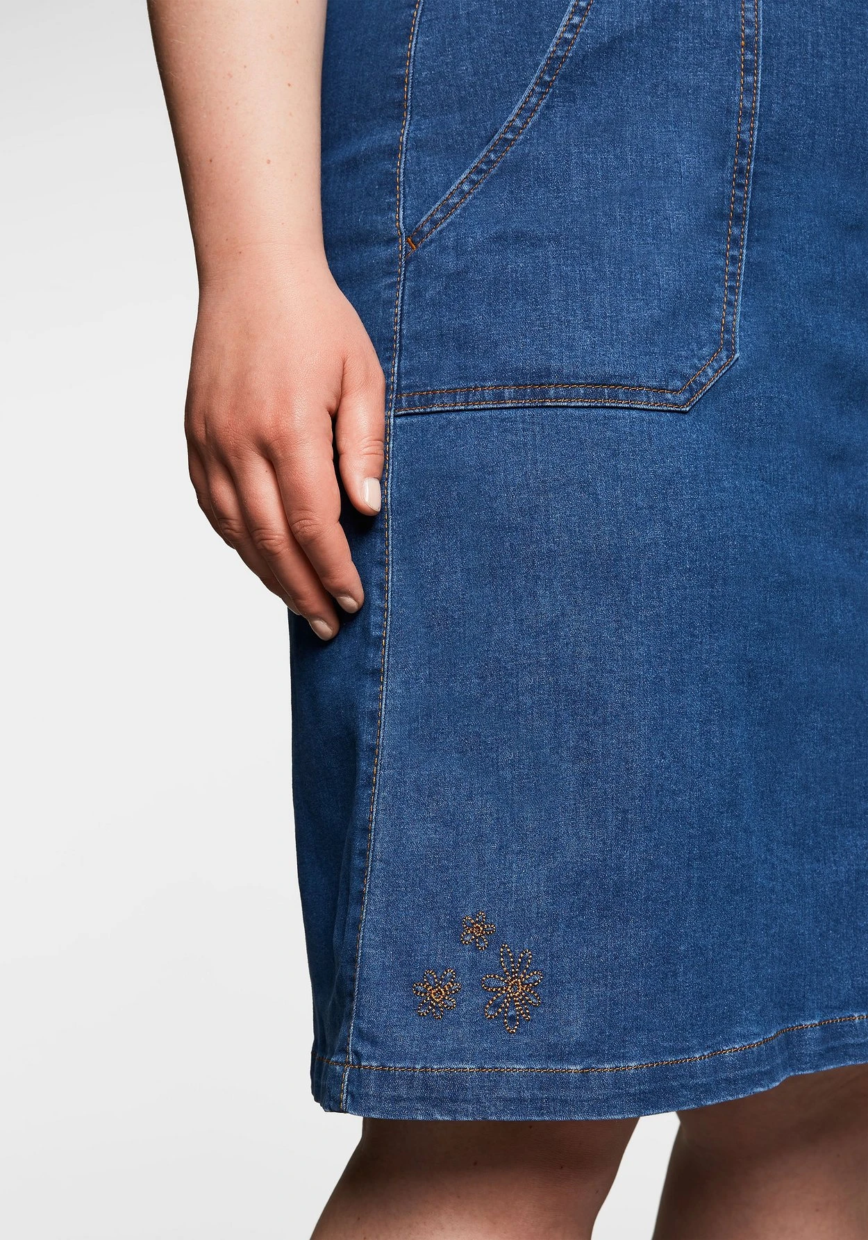 Sheego Stretch-Jeansrock In A-Linie Mit Blütenstickerei 9 Sheego Stretch-Jeansrock In A-Linie Mit Blütenstickerei – Bild 7