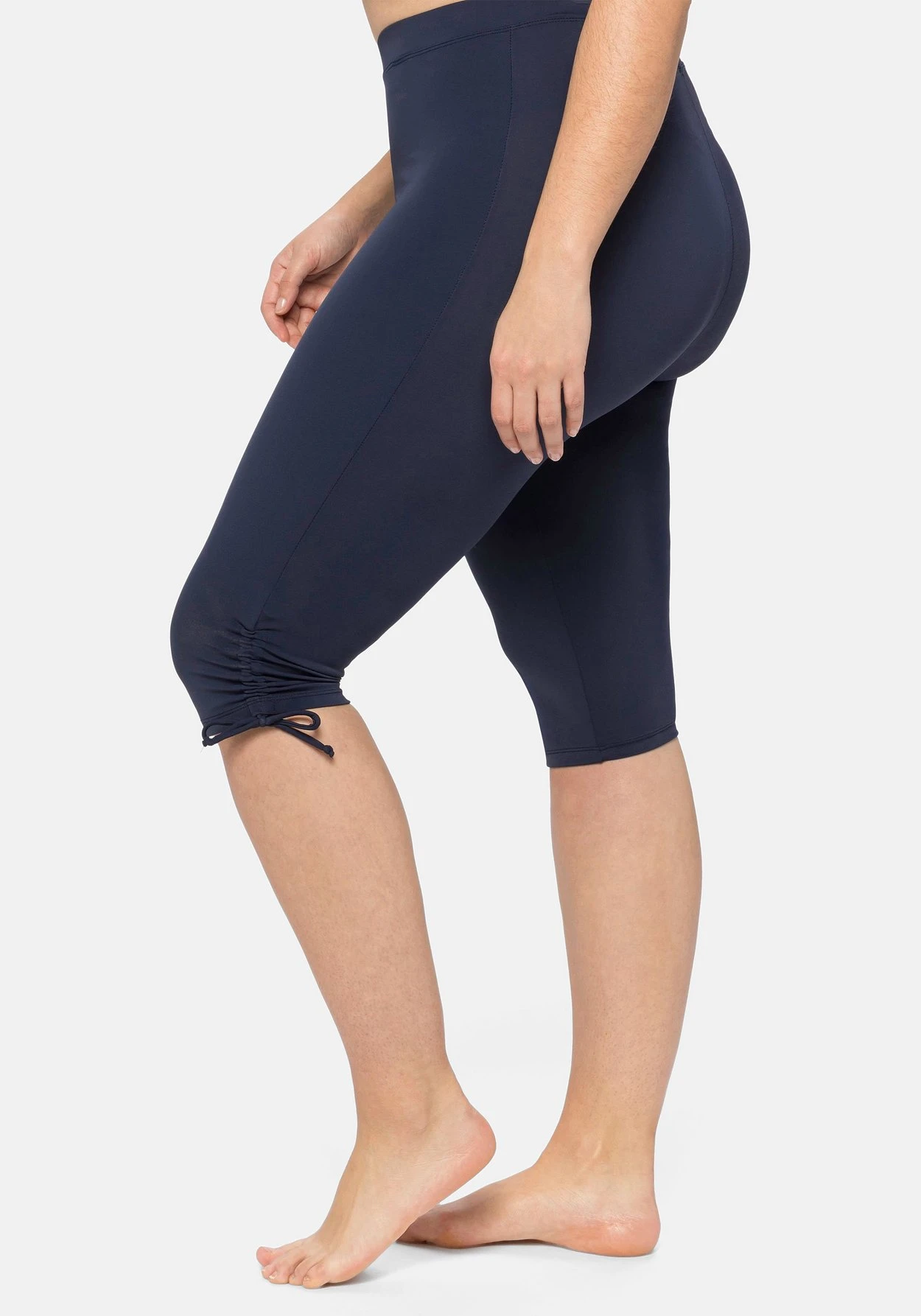 Sheego Badehose Mit Raffung, Shape-Caprischnitt 4 Sheego Badehose Mit Raffung, Shape-Caprischnitt – Bild 2