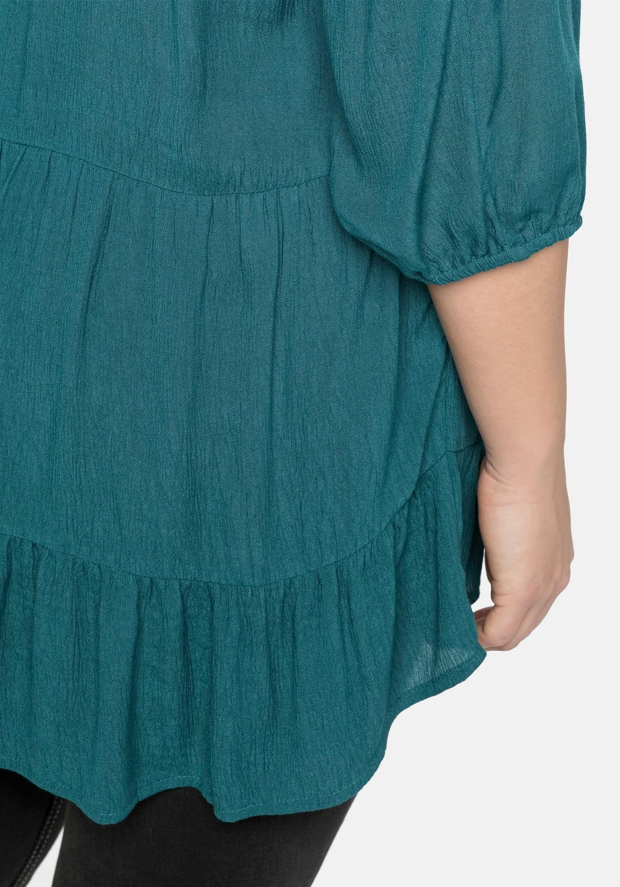 Sheego Bluse Aus Crêpe, Mit Volants Am Saum 7 Sheego Bluse Aus Crêpe, Mit Volants Am Saum – Bild 5