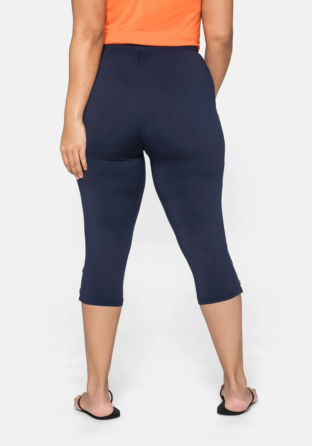 Sheego Caprileggings Mit Raffung Und Deko-Knöpfen Am Saum 5 Sheego Caprileggings Mit Raffung Und Deko-Knöpfen Am Saum – Bild 3