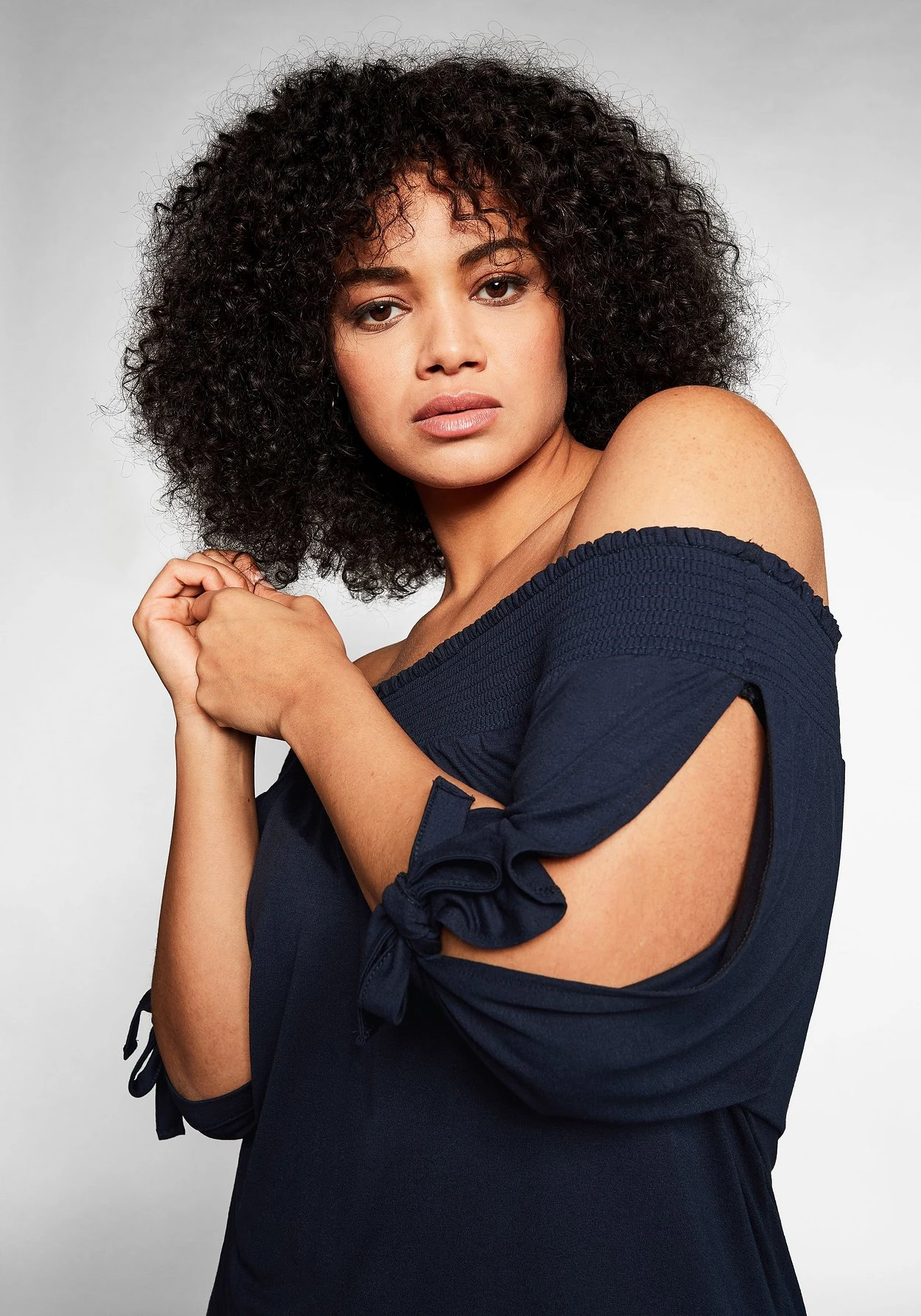 Sheego Carmenshirt Mit Smokeinsatz Und Längerem Halbarm 8 Sheego Carmenshirt Mit Smokeinsatz Und Längerem Halbarm – Bild 6