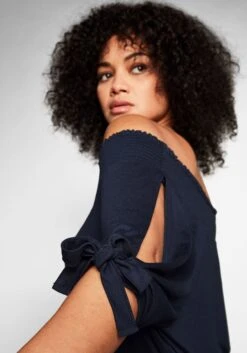 Sheego Carmenshirt Mit Smokeinsatz Und Längerem Halbarm 12 Sheego Carmenshirt Mit Smokeinsatz Und Längerem Halbarm -Sommertraum Mode 13957400018 03VQ4 00 SH