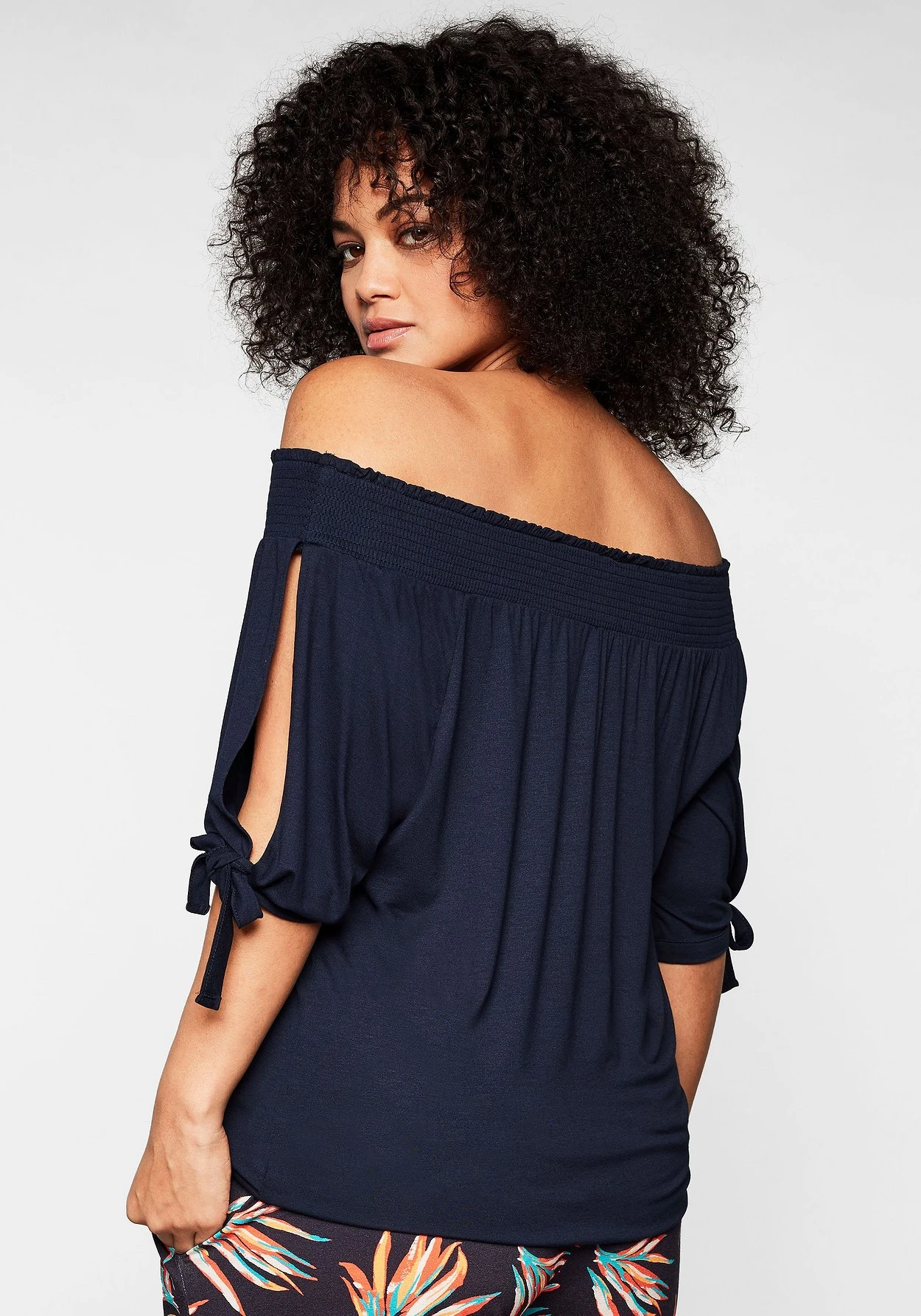 Sheego Carmenshirt Mit Smokeinsatz Und Längerem Halbarm 4 Sheego Carmenshirt Mit Smokeinsatz Und Längerem Halbarm – Bild 2