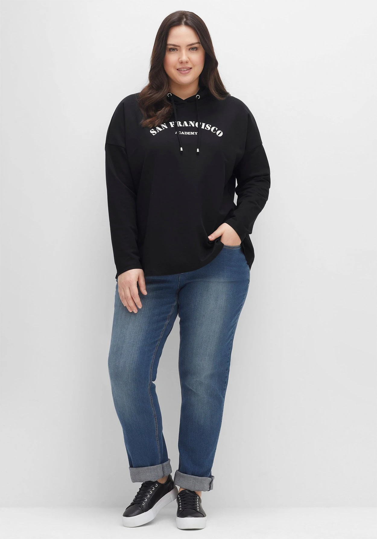 Sheego Kapuzensweatshirt Mit Frontdruck, In A-Linie 6 Sheego Kapuzensweatshirt Mit Frontdruck, In A-Linie – Bild 4