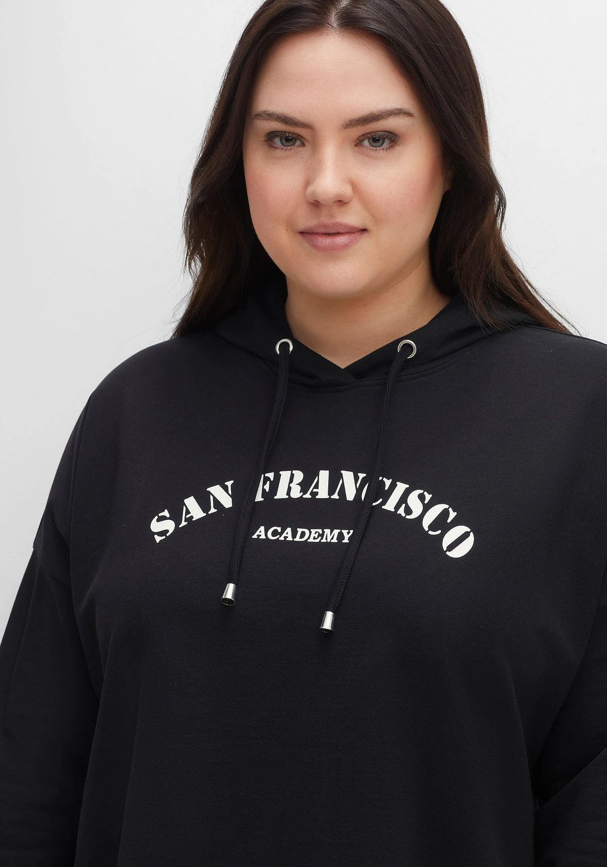 Sheego Kapuzensweatshirt Mit Frontdruck, In A-Linie 7 Sheego Kapuzensweatshirt Mit Frontdruck, In A-Linie – Bild 5