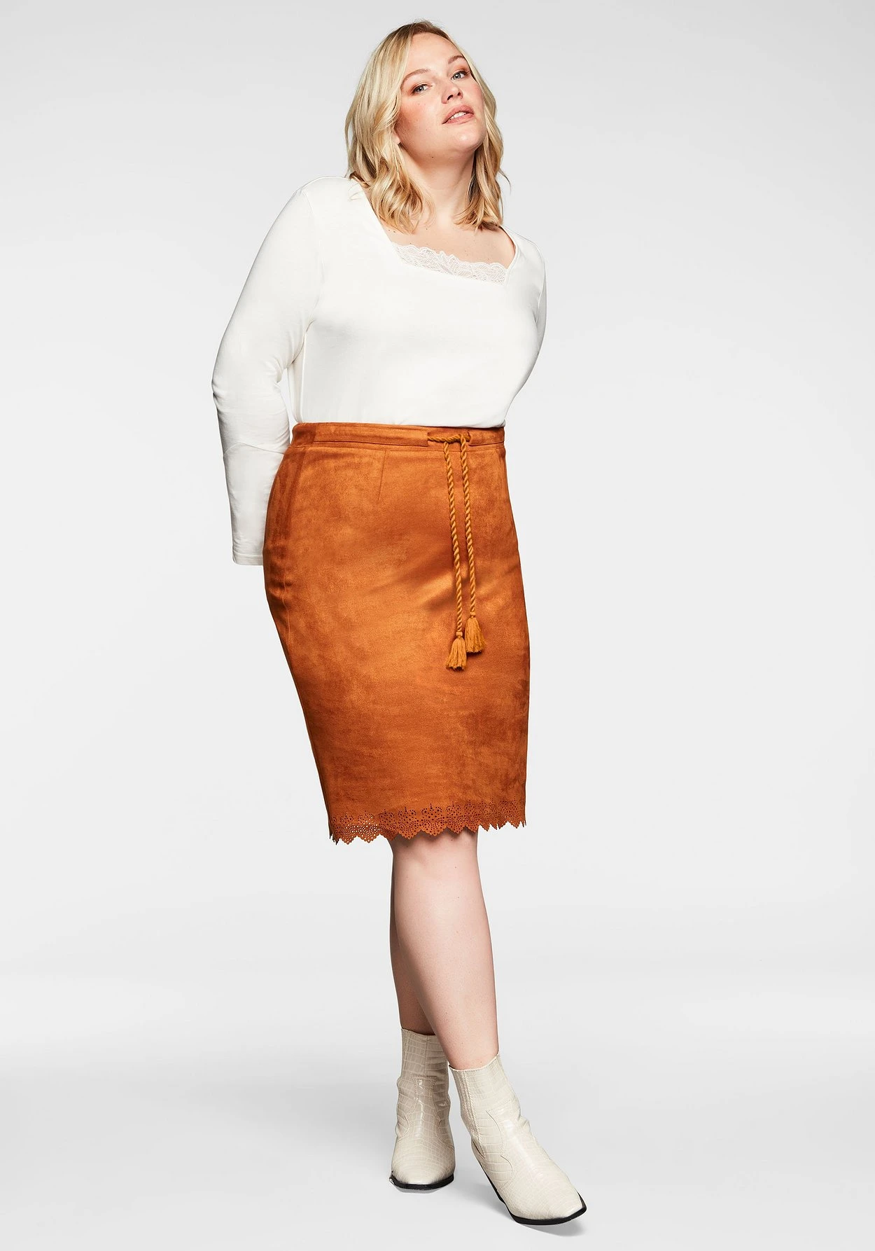 Sheego Rock In Veloursleder-Optik, Mit Wellensaum 7 Sheego Rock In Veloursleder-Optik, Mit Wellensaum – Bild 5