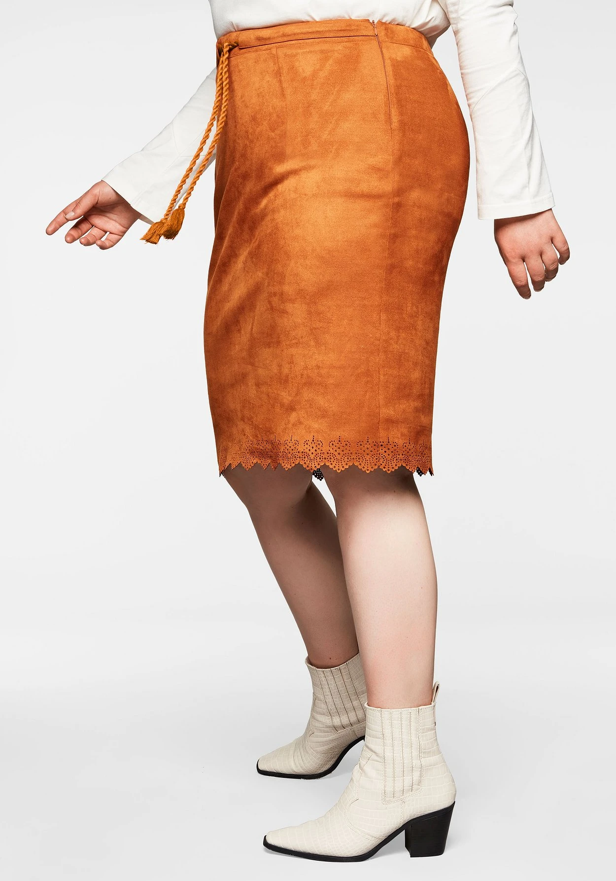 Sheego Rock In Veloursleder-Optik, Mit Wellensaum 4 Sheego Rock In Veloursleder-Optik, Mit Wellensaum – Bild 2