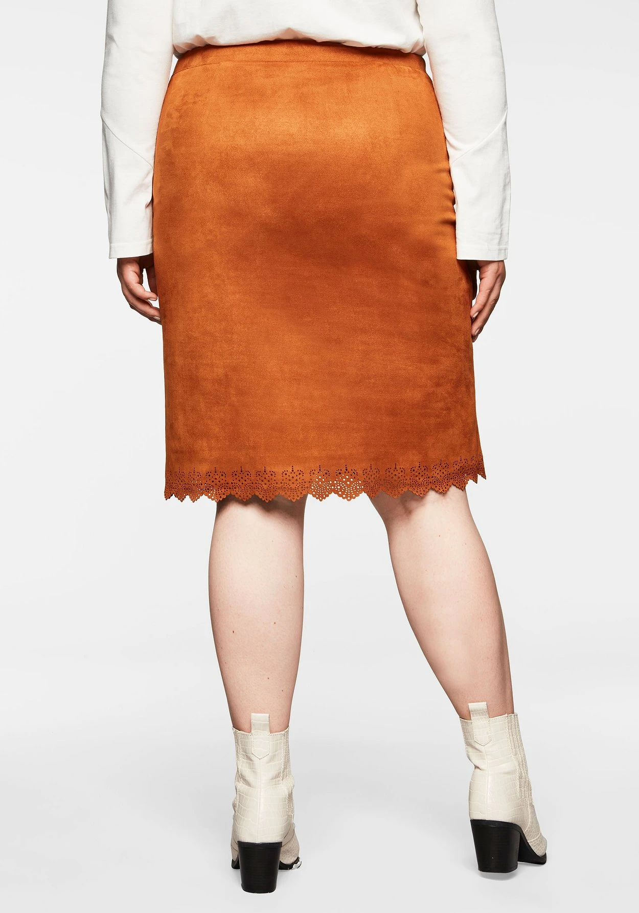 Sheego Rock In Veloursleder-Optik, Mit Wellensaum 5 Sheego Rock In Veloursleder-Optik, Mit Wellensaum – Bild 3