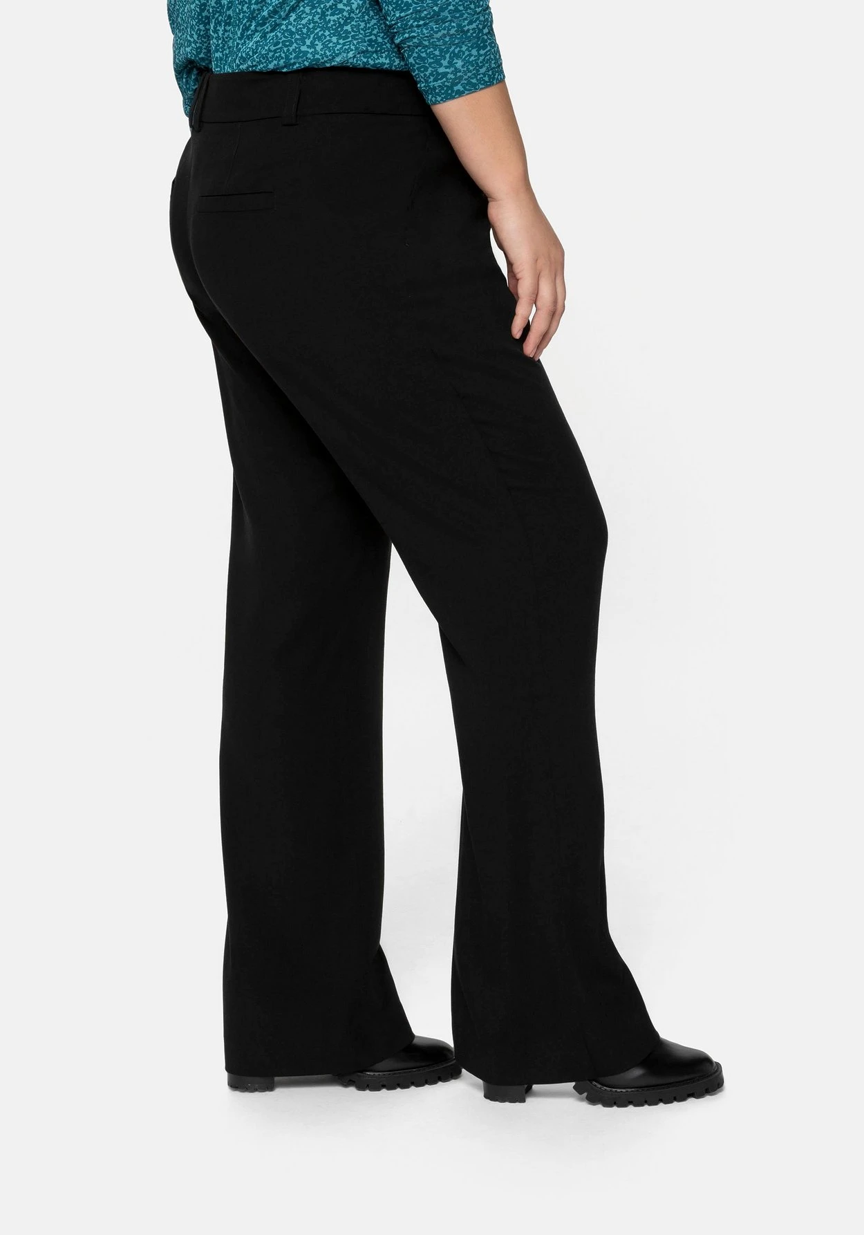 Sheego Bootcut-Hose In Leicht Strukturierter Qualität 4 Sheego Bootcut-Hose In Leicht Strukturierter Qualität – Bild 2