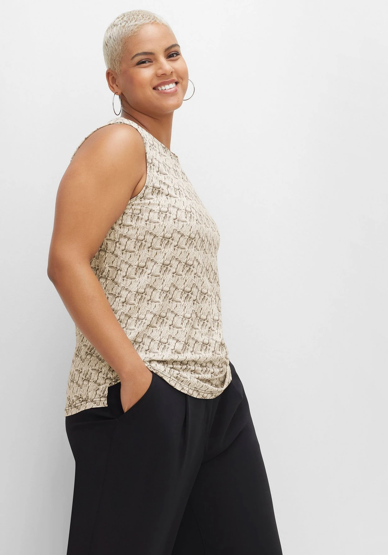 Sheego Tanktop Mit Alloverdruck Und Seitenschlitzen 4 Sheego Tanktop Mit Alloverdruck Und Seitenschlitzen – Bild 2