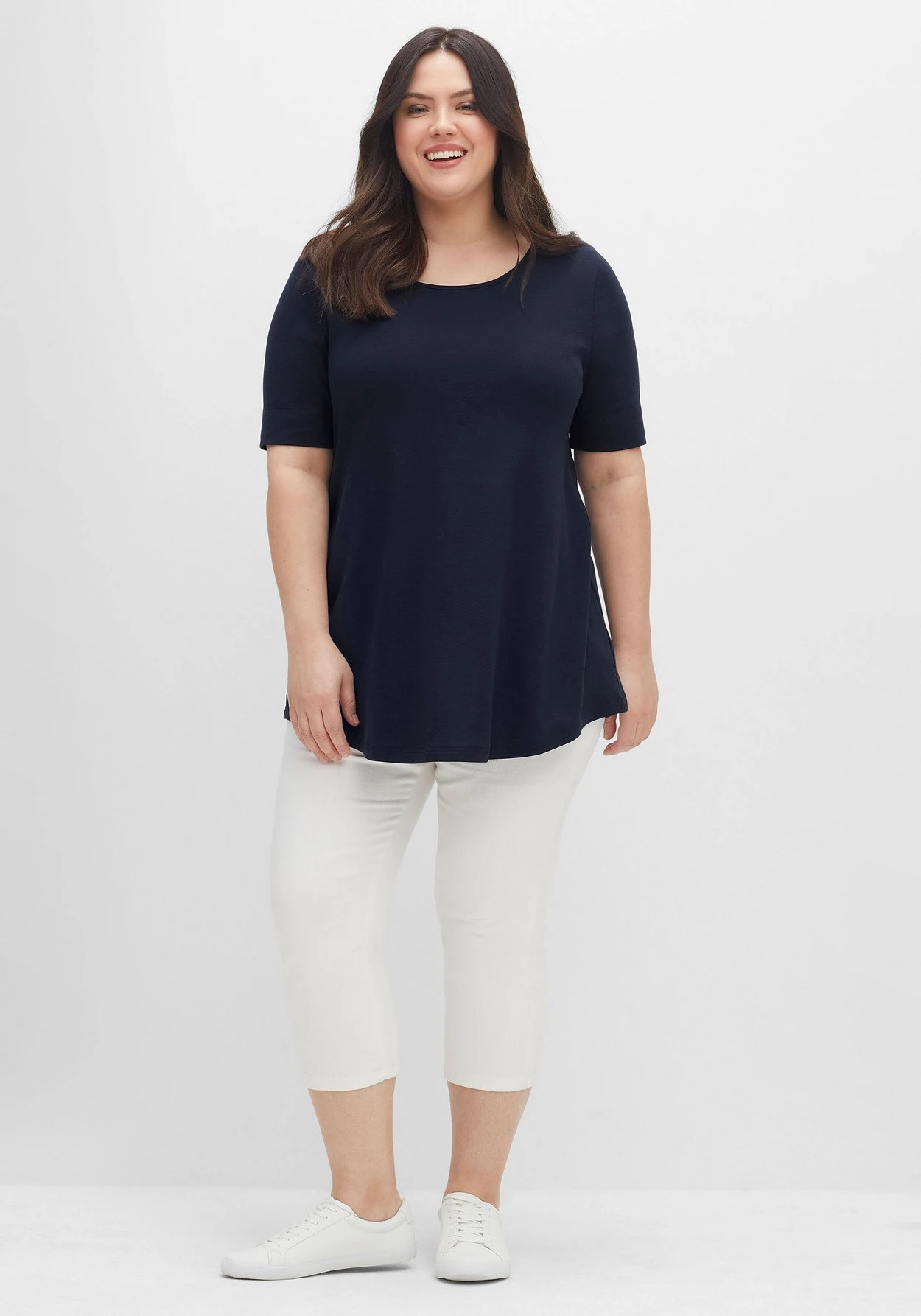 Sheego Longshirt Mit Abgerundetem Saum 7 Sheego Longshirt Mit Abgerundetem Saum – Bild 5