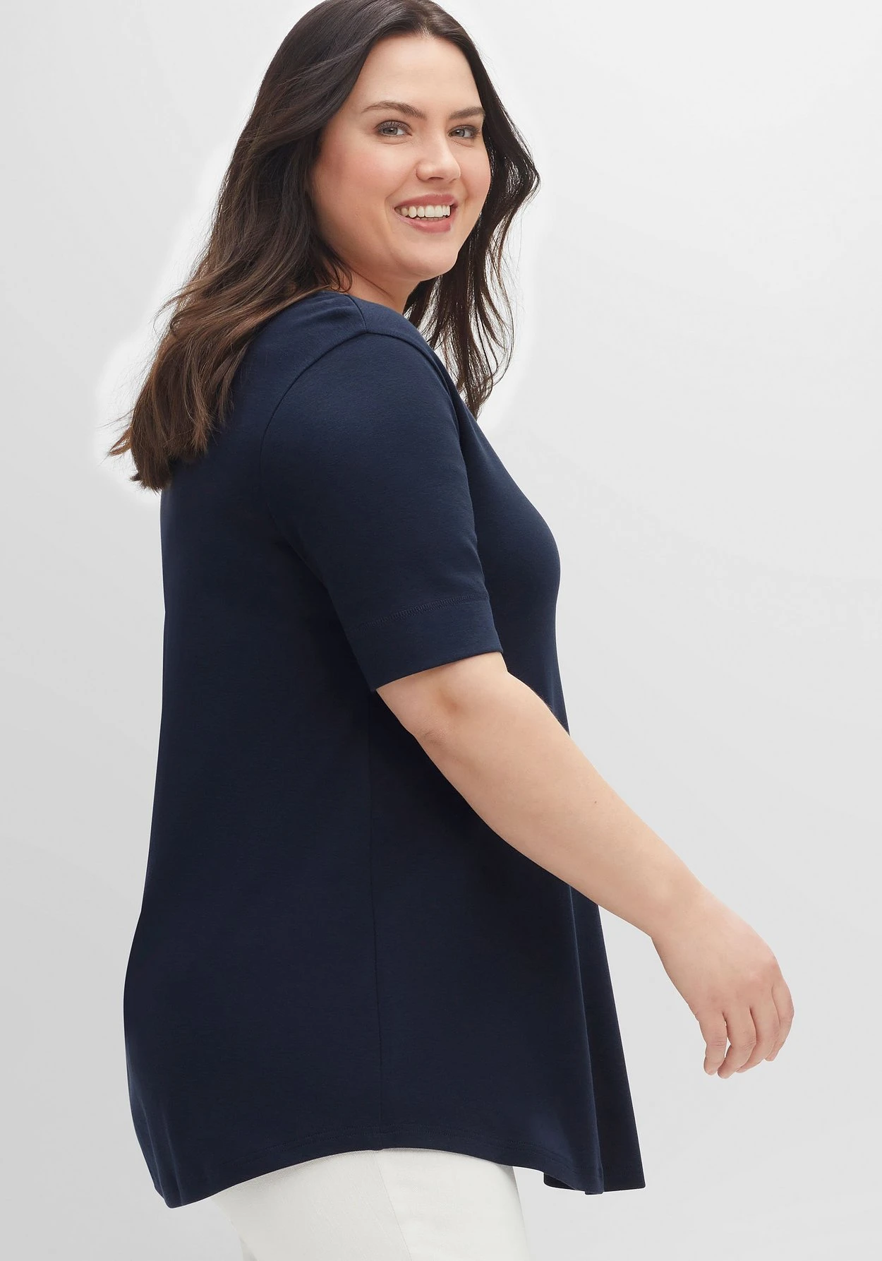 Sheego Longshirt Mit Abgerundetem Saum 4 Sheego Longshirt Mit Abgerundetem Saum – Bild 2