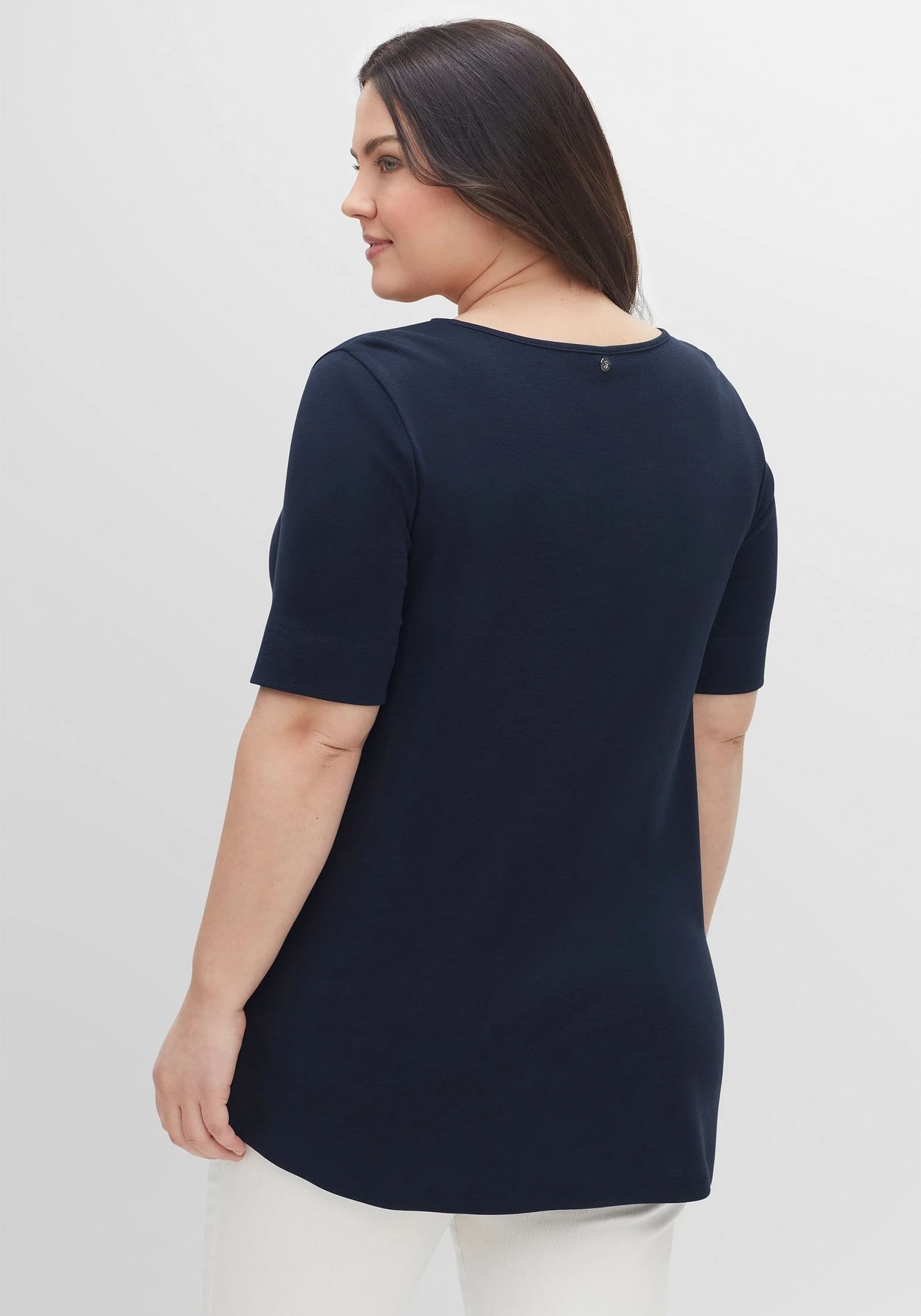 Sheego Longshirt Mit Abgerundetem Saum 5 Sheego Longshirt Mit Abgerundetem Saum – Bild 3