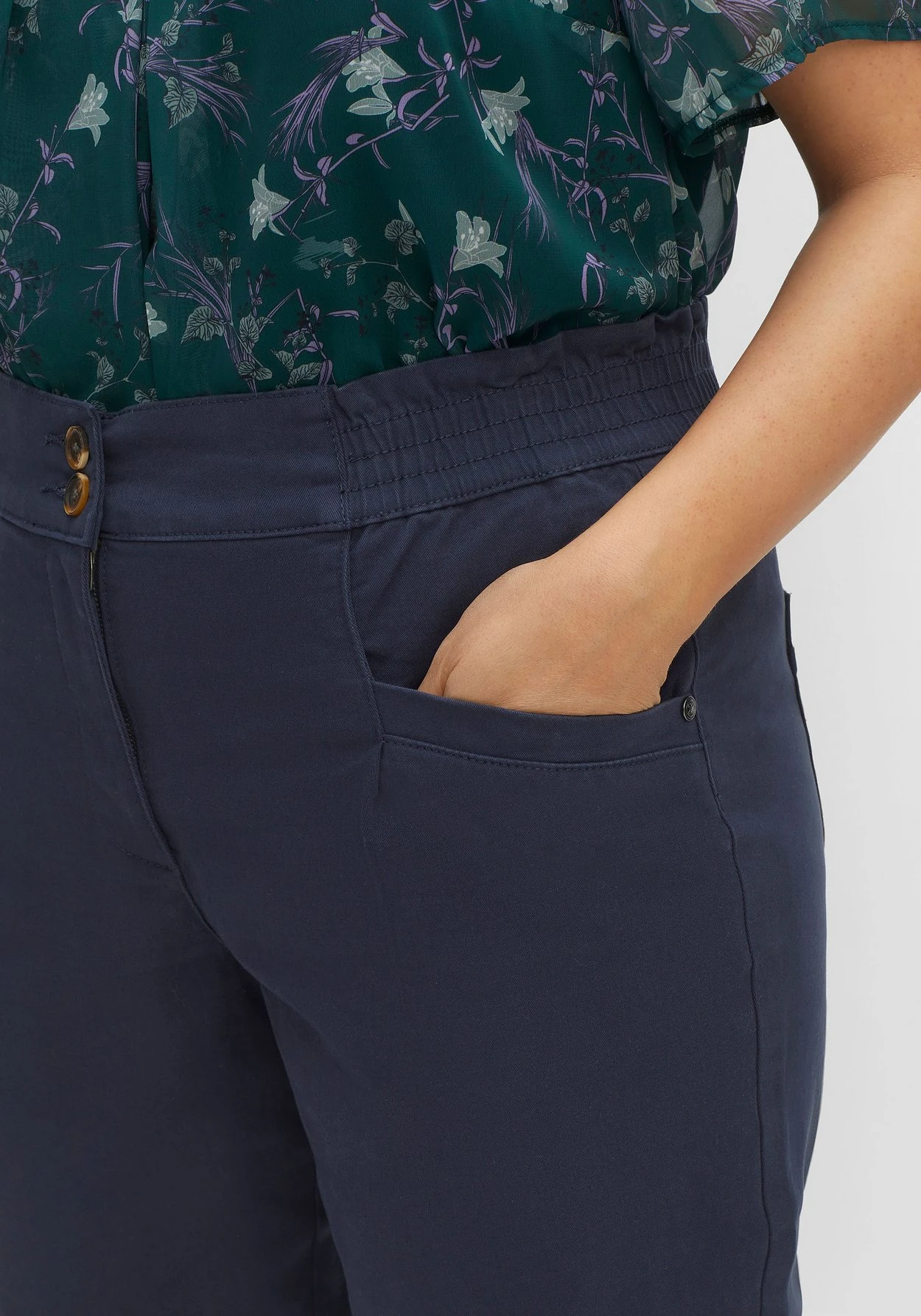 Sheego Chinohose Aus Twill, Mit High-Waist-Bund 9 Sheego Chinohose Aus Twill, Mit High-Waist-Bund – Bild 7