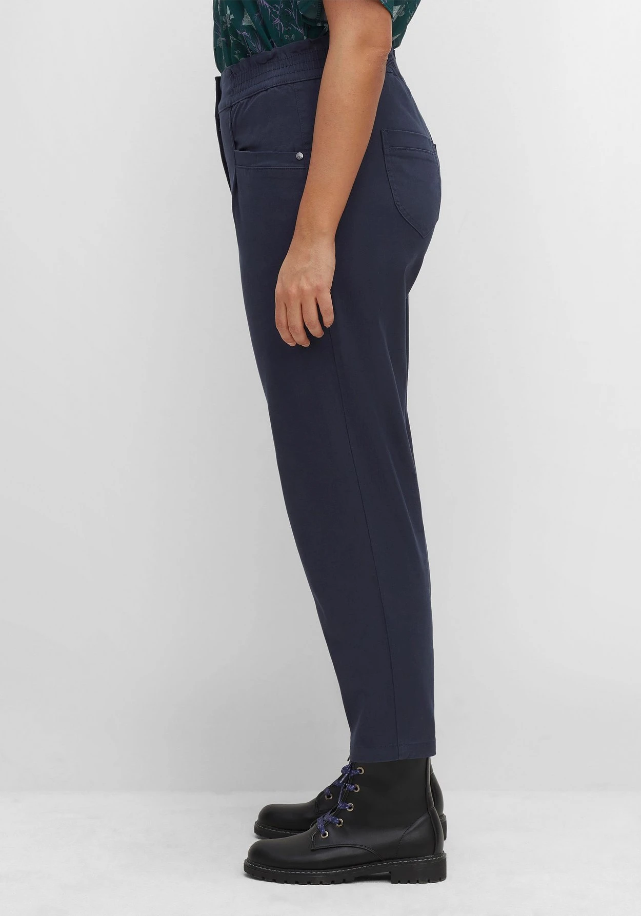 Sheego Chinohose Aus Twill, Mit High-Waist-Bund 4 Sheego Chinohose Aus Twill, Mit High-Waist-Bund – Bild 2