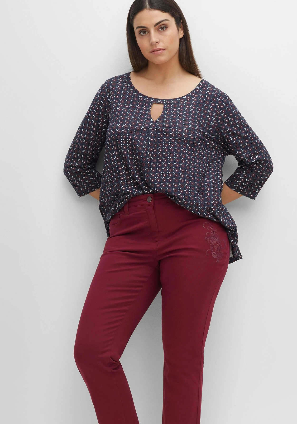 Sheego Gerade Twillhose Mit Dezenter Blumenstickerei 10 Sheego Gerade Twillhose Mit Dezenter Blumenstickerei – Bild 8