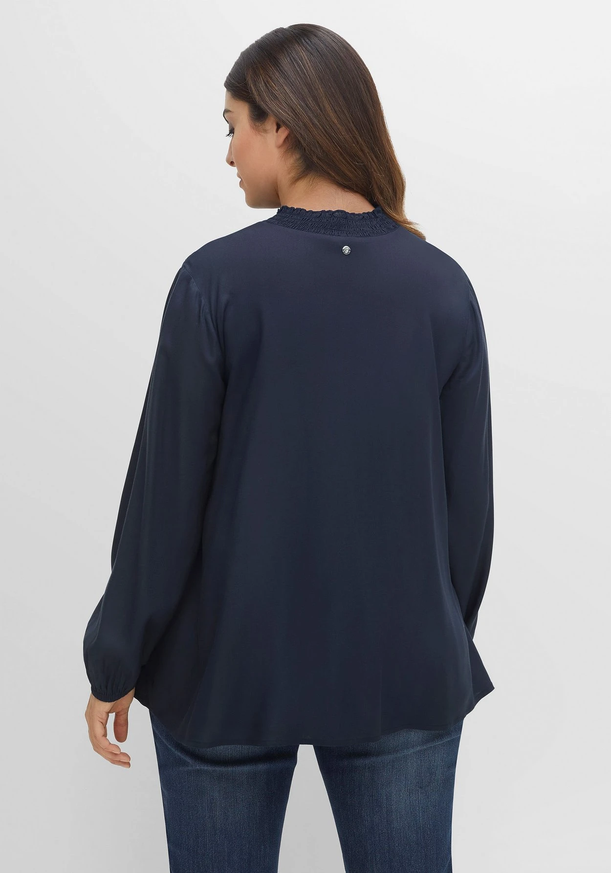 Sheego Bluse Mit Smok- Ausschnitt Und Lochmusterdetails 4 Sheego Bluse Mit Smok- Ausschnitt Und Lochmusterdetails – Bild 2