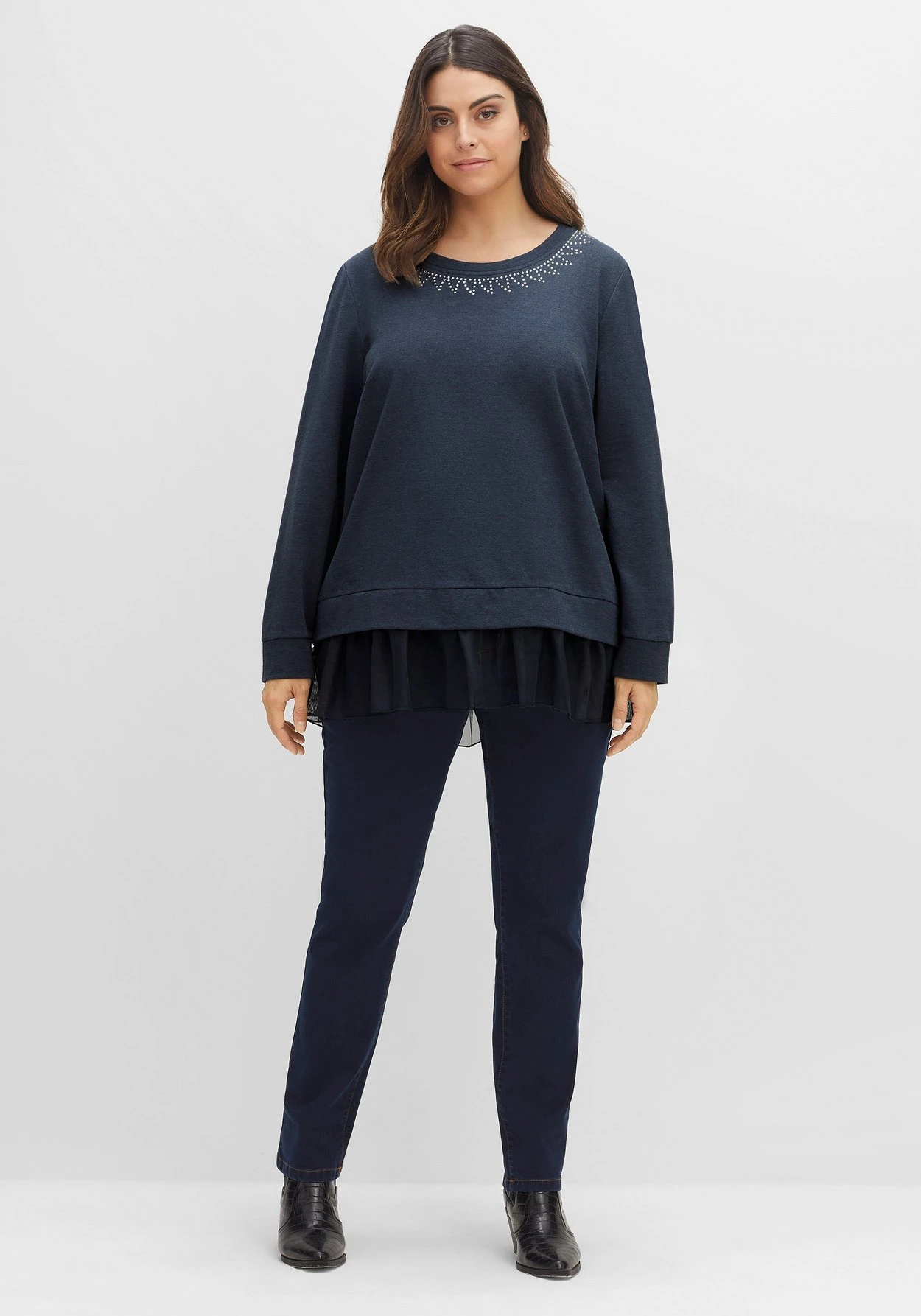 Sheego Sweatshirt Im Lagenlook, Mit Volant Am Saum 6 Sheego Sweatshirt Im Lagenlook, Mit Volant Am Saum – Bild 4