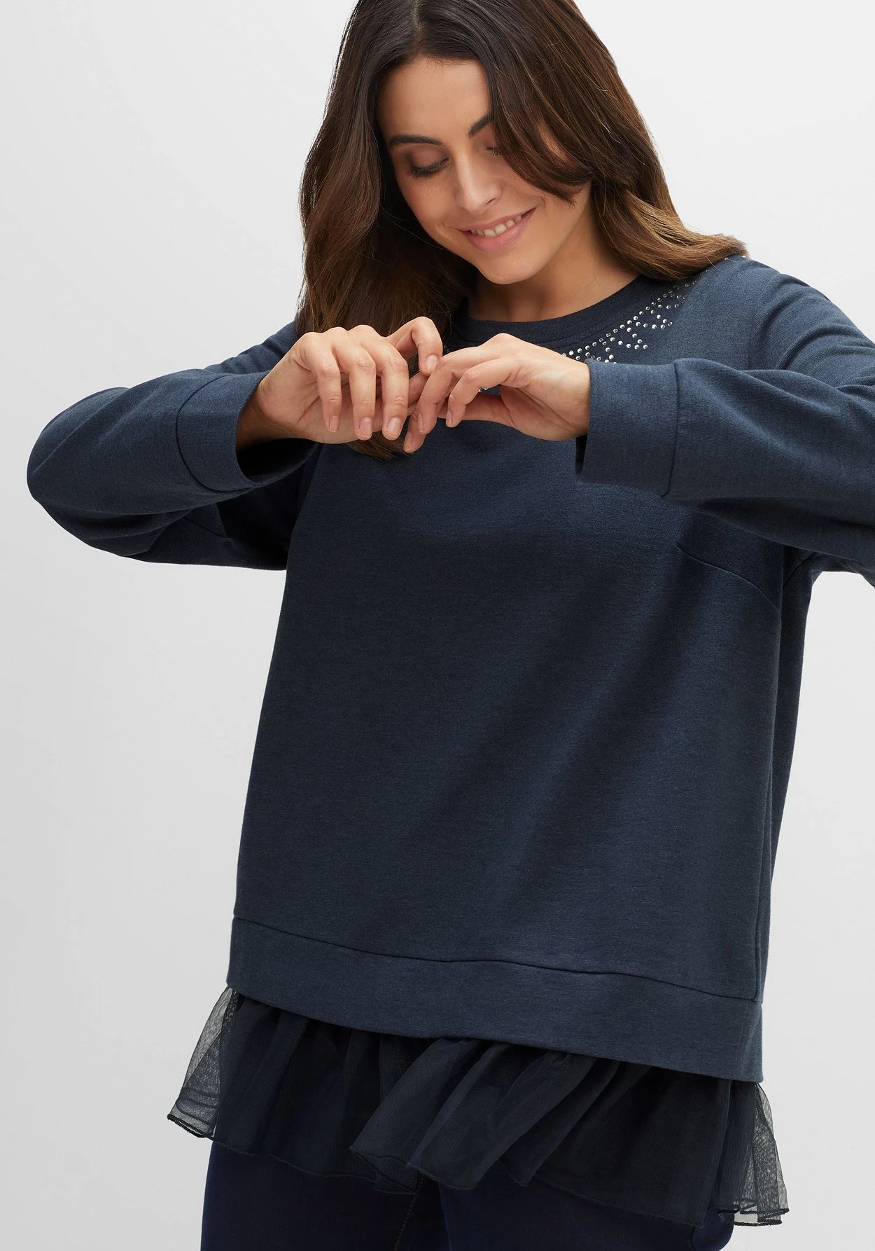 Sheego Sweatshirt Im Lagenlook, Mit Volant Am Saum 8 Sheego Sweatshirt Im Lagenlook, Mit Volant Am Saum – Bild 6