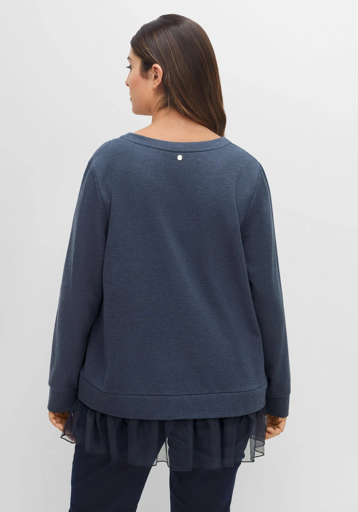 Sheego Sweatshirt Im Lagenlook, Mit Volant Am Saum 4 Sheego Sweatshirt Im Lagenlook, Mit Volant Am Saum – Bild 2