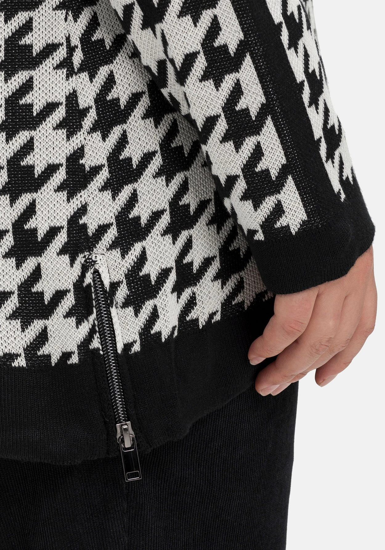 Sheego Pullover Mit U-Boot-Ausschnitt, Im Hahnentrittmuster 7 Sheego Pullover Mit U-Boot-Ausschnitt, Im Hahnentrittmuster – Bild 5