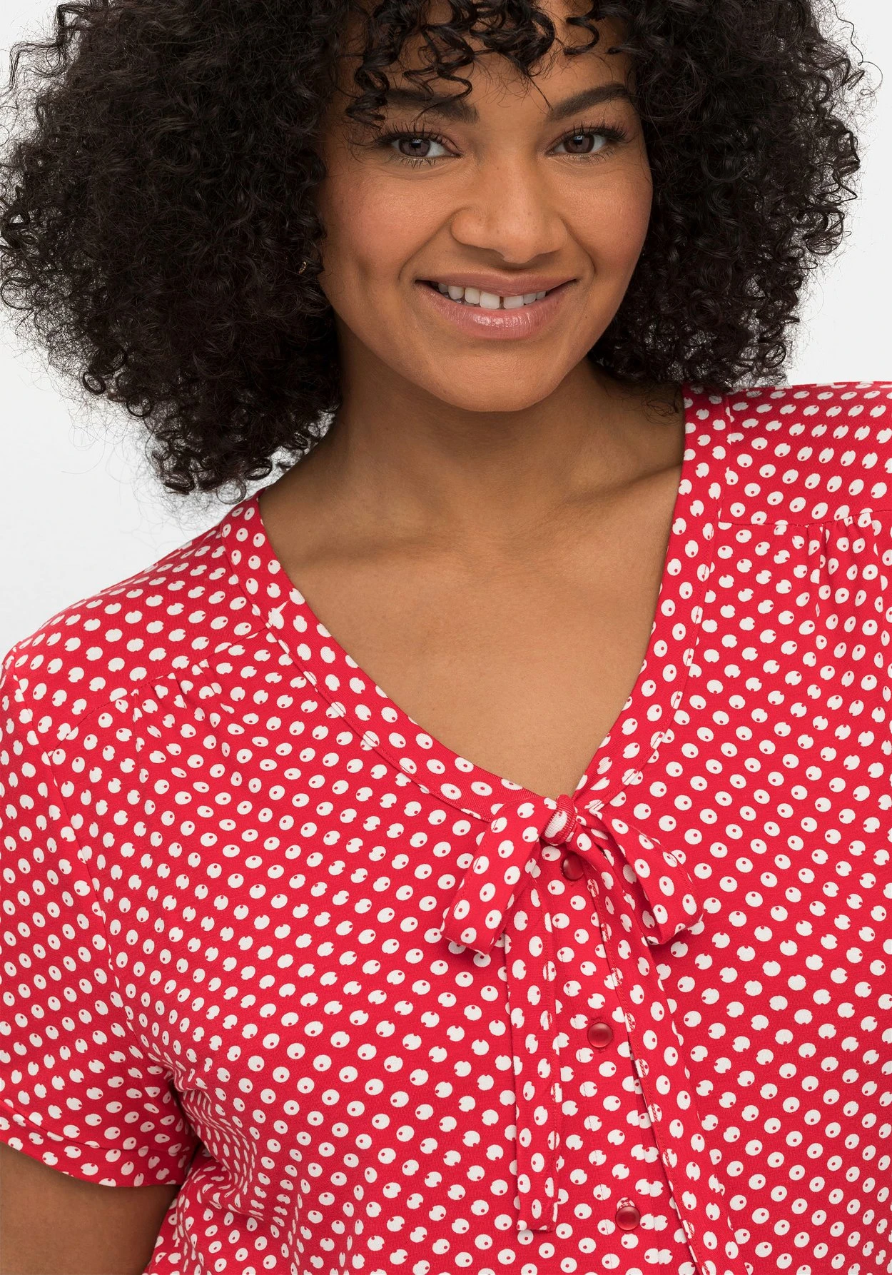 Shirt Mit Pünktchen Und Bindeband Am Ausschnitt 7 Shirt Mit Pünktchen Und Bindeband Am Ausschnitt – Bild 5