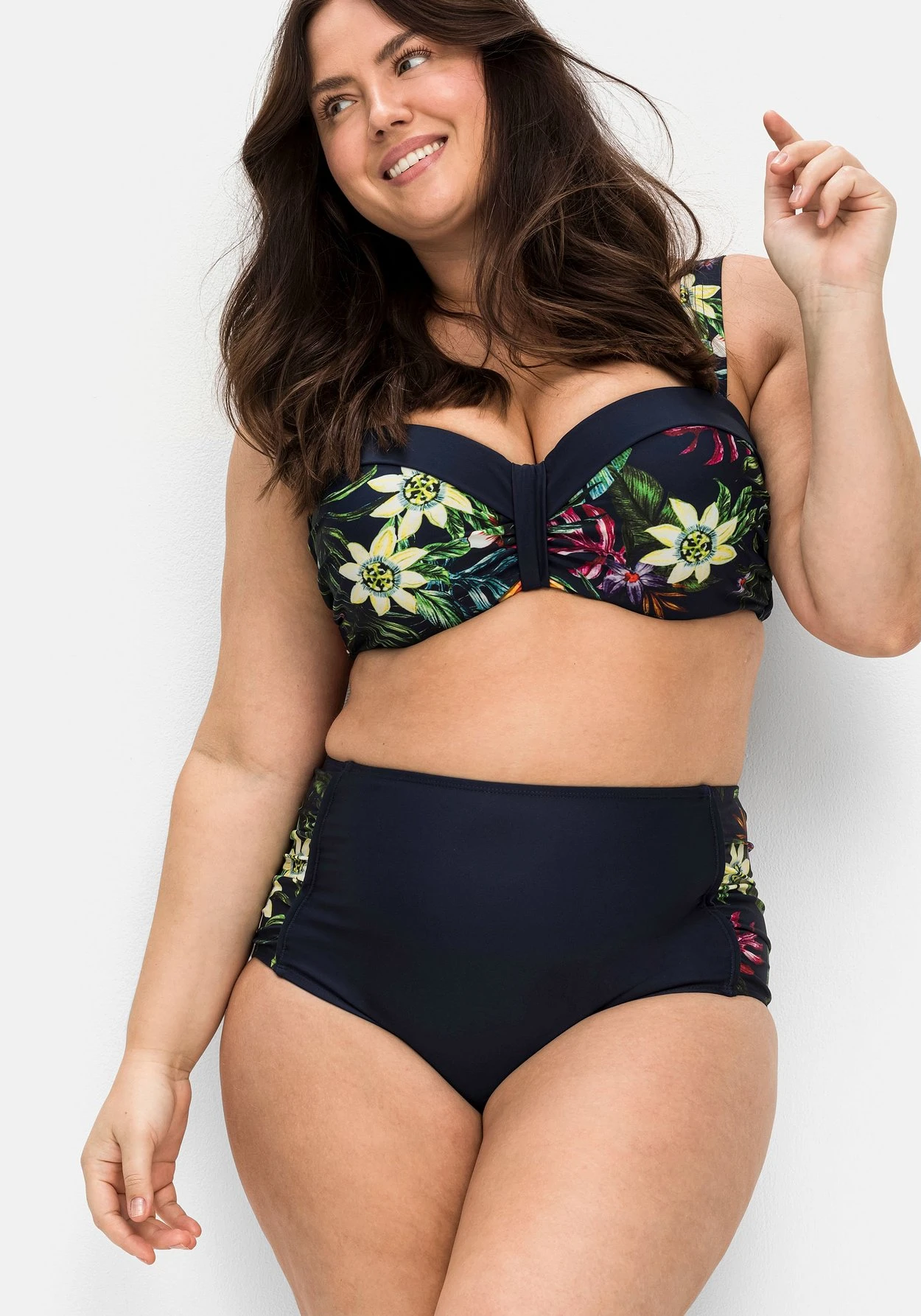 Bikinihose In Hohem Schnitt, Mit Blumendruck 8 Bikinihose In Hohem Schnitt, Mit Blumendruck – Bild 6