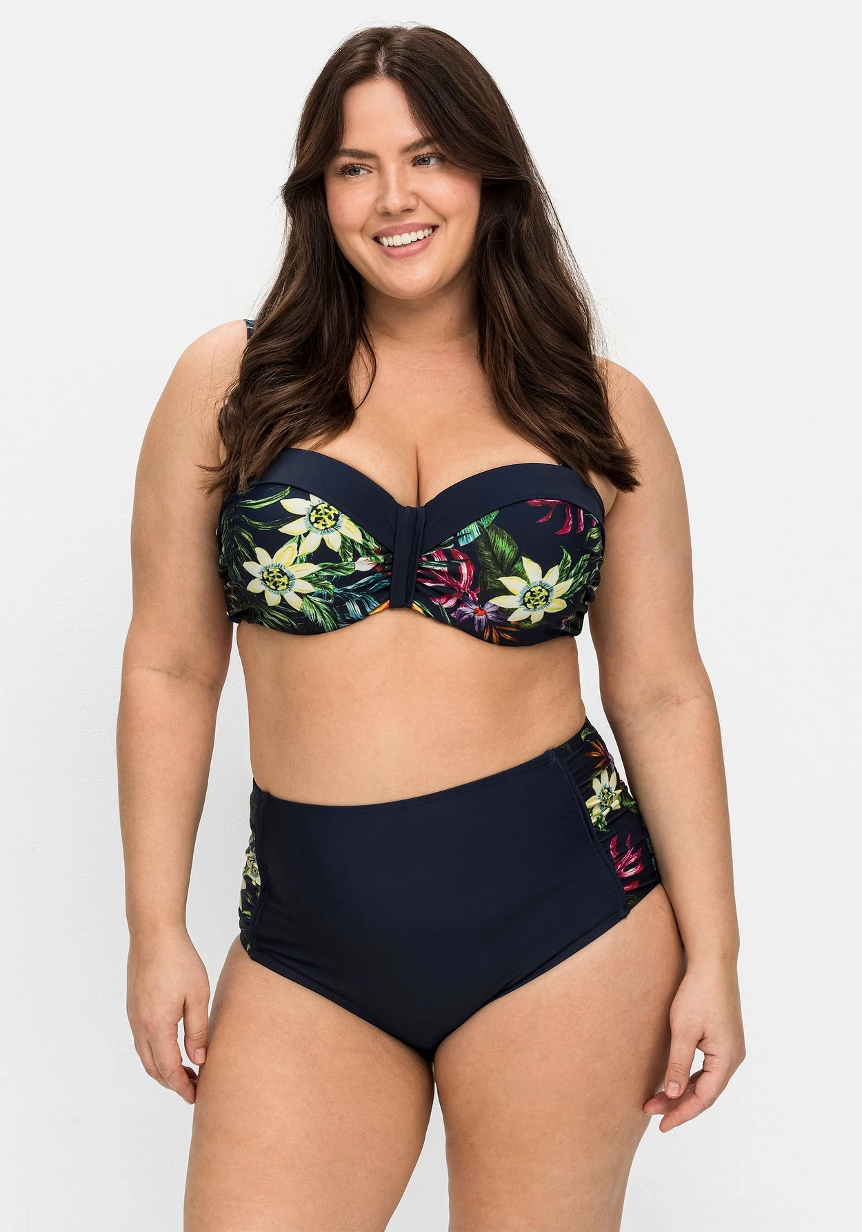 Bikinihose In Hohem Schnitt, Mit Blumendruck 6 Bikinihose In Hohem Schnitt, Mit Blumendruck – Bild 4