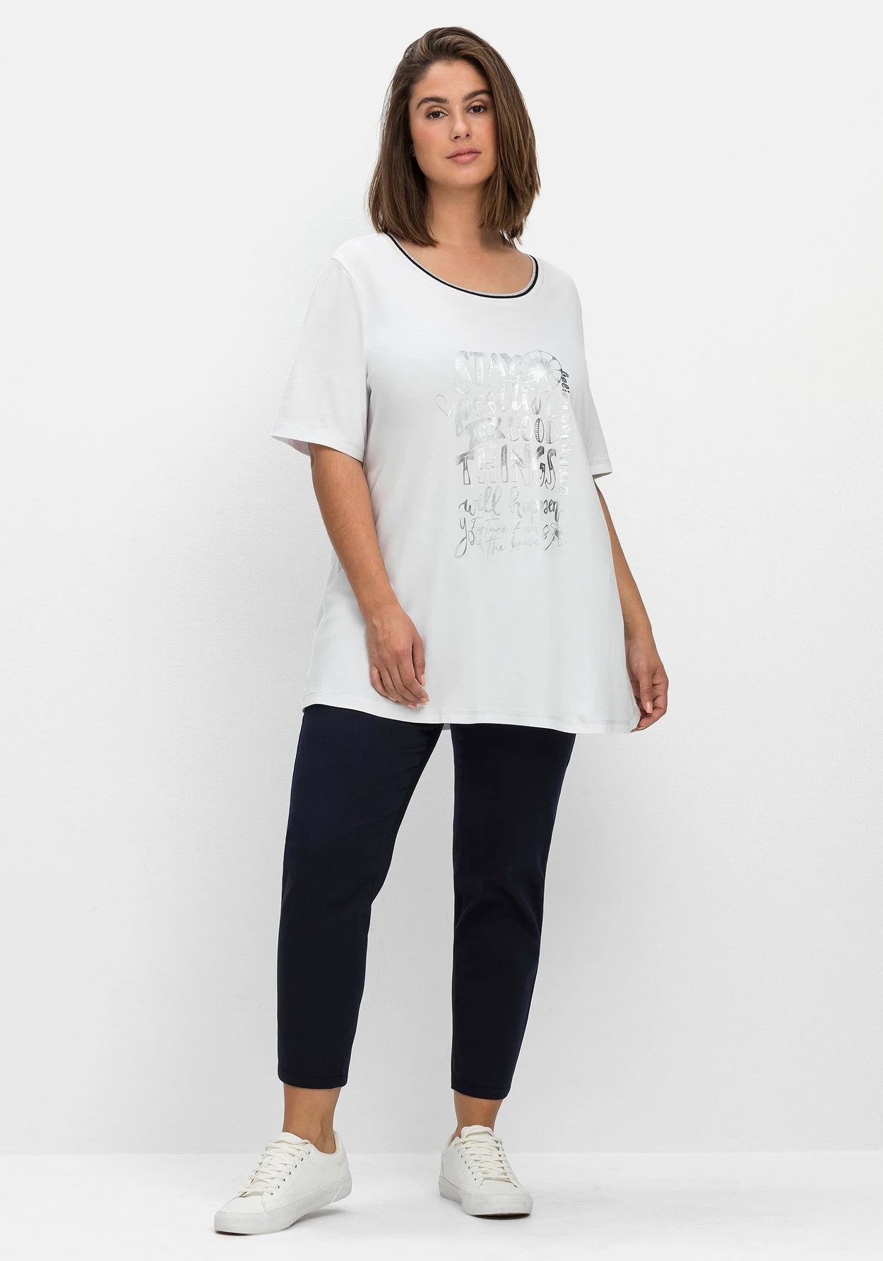 Sheego Shirt Mit Foliendruck Vorn, In Leichter A-Form 6 Sheego Shirt Mit Foliendruck Vorn, In Leichter A-Form – Bild 4