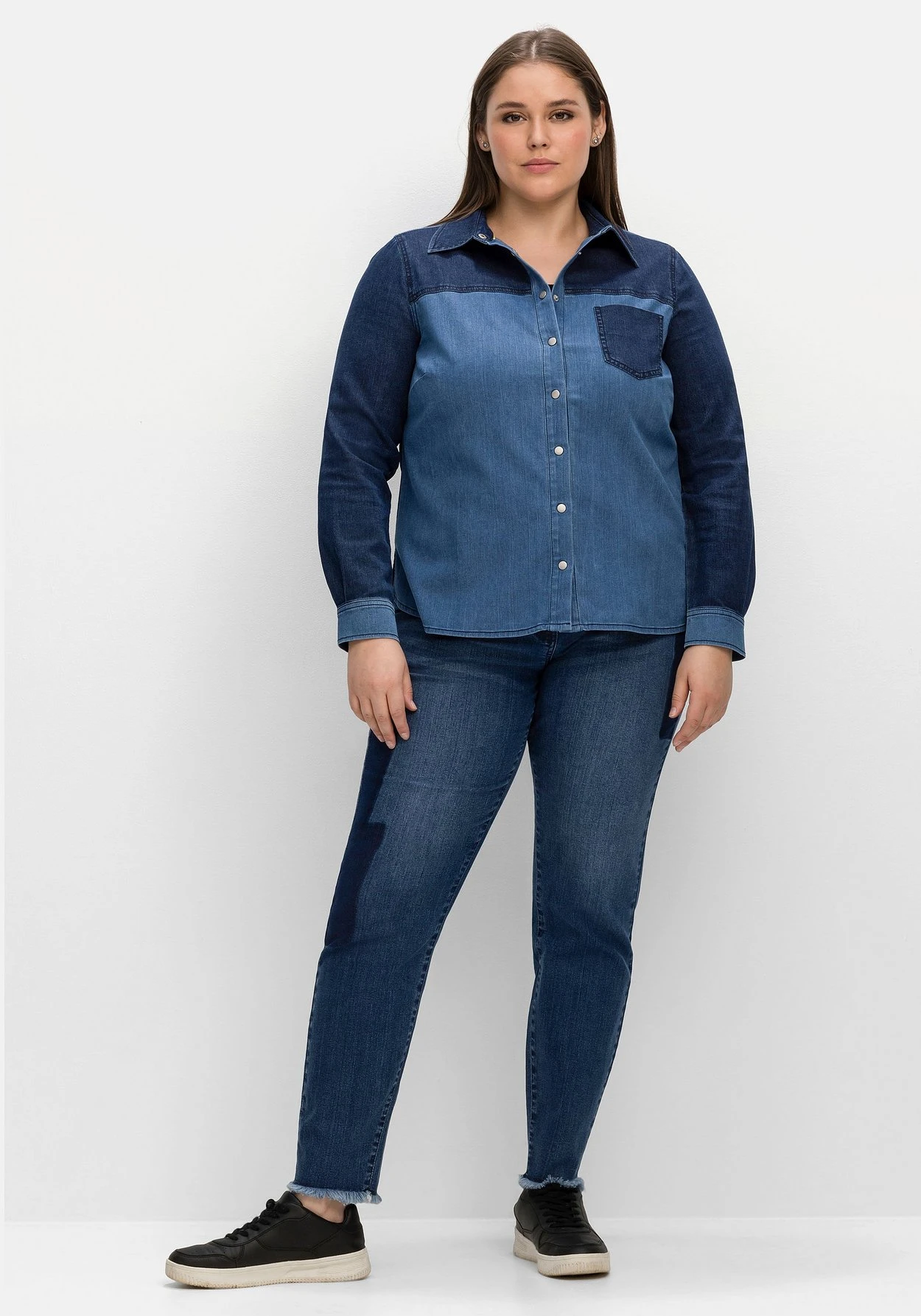 Sheego Jeansbluse Im Colourblocking, Leicht Tailliert 6 Sheego Jeansbluse Im Colourblocking, Leicht Tailliert – Bild 4