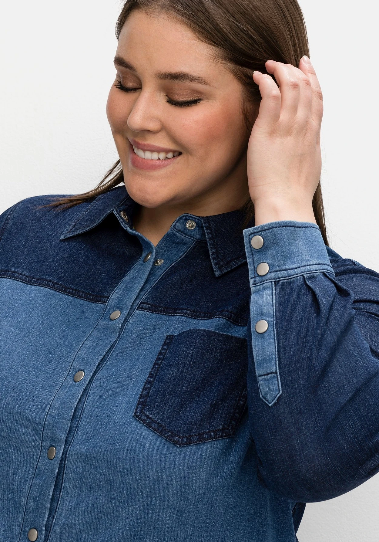 Sheego Jeansbluse Im Colourblocking, Leicht Tailliert 7 Sheego Jeansbluse Im Colourblocking, Leicht Tailliert – Bild 5