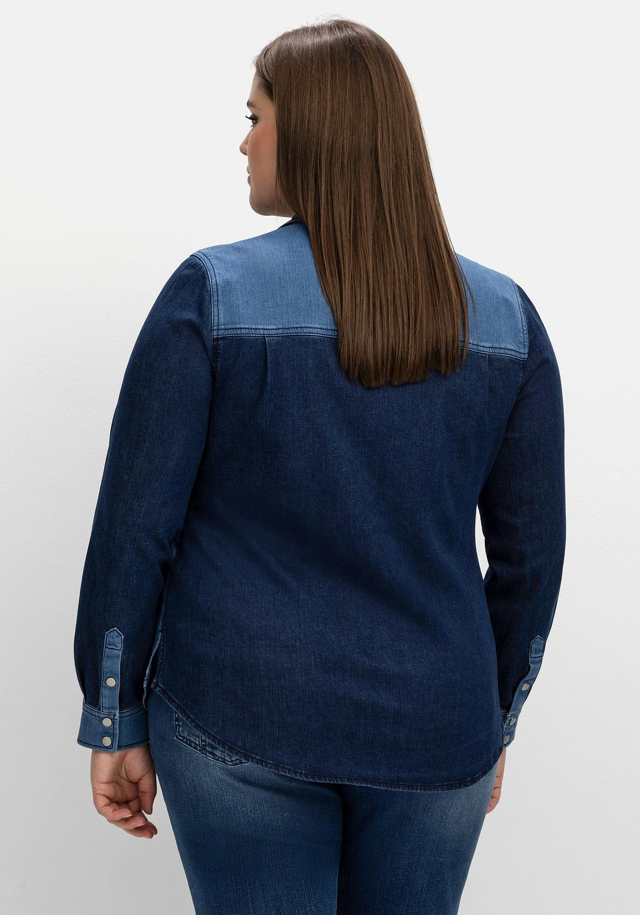 Sheego Jeansbluse Im Colourblocking, Leicht Tailliert 4 Sheego Jeansbluse Im Colourblocking, Leicht Tailliert – Bild 2