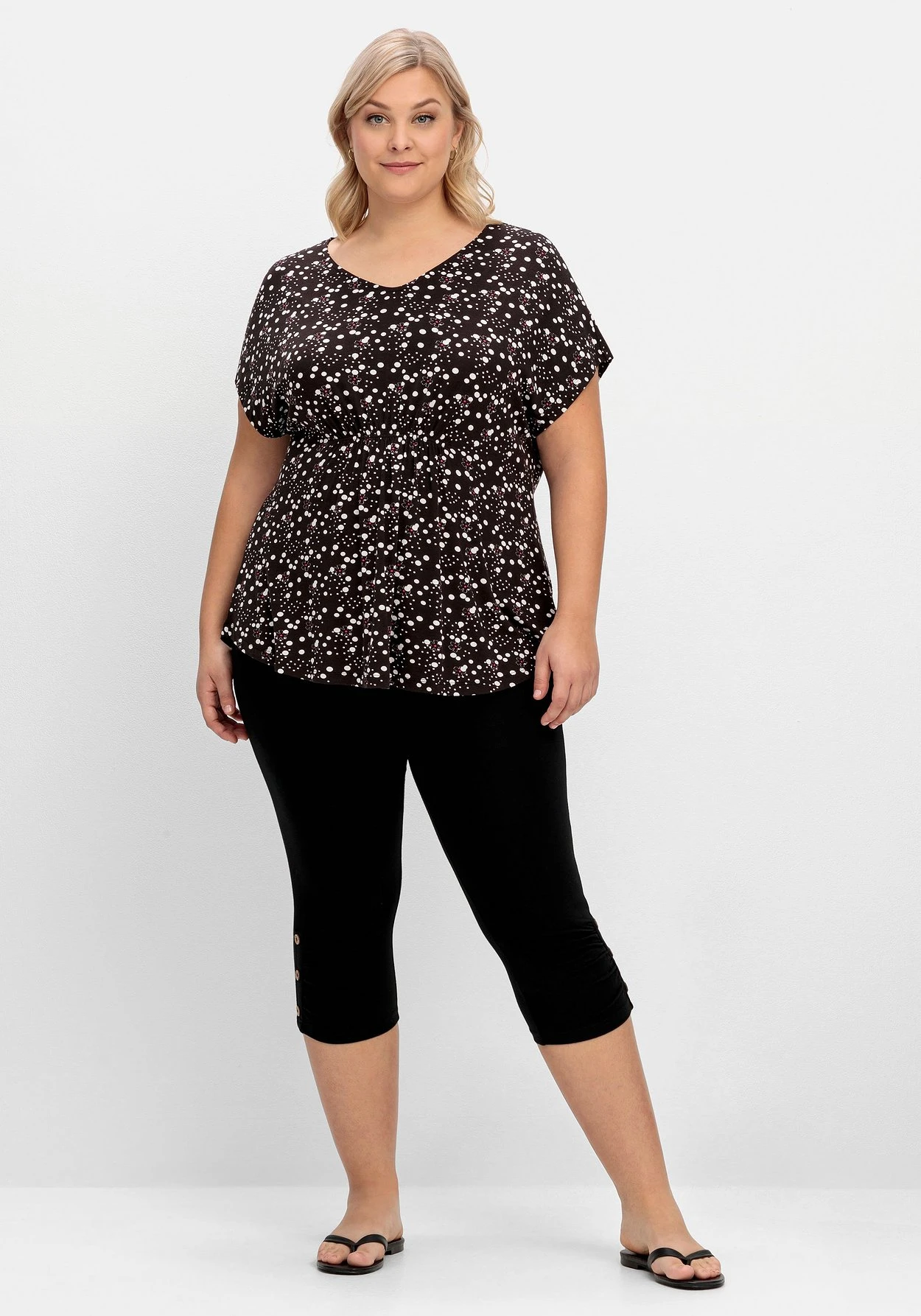 Sheego Strandshirt Mit Alloverprint Und V-Ausschnitt 6 Sheego Strandshirt Mit Alloverprint Und V-Ausschnitt – Bild 4