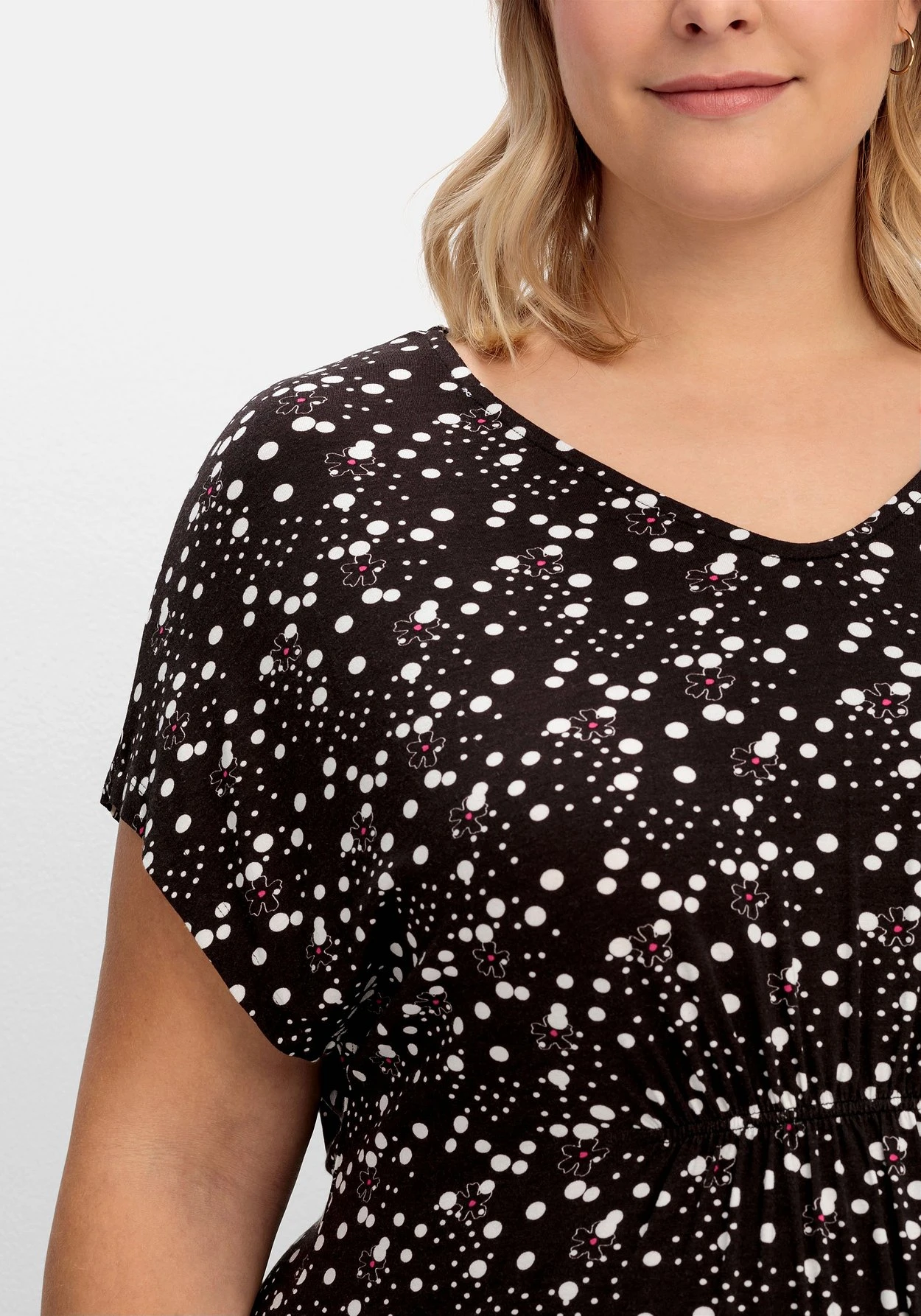 Sheego Strandshirt Mit Alloverprint Und V-Ausschnitt 7 Sheego Strandshirt Mit Alloverprint Und V-Ausschnitt – Bild 5