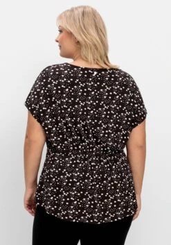 Sheego Strandshirt Mit Alloverprint Und V-Ausschnitt 9 Sheego Strandshirt Mit Alloverprint Und V-Ausschnitt -Sommertraum Mode 14786402172 04NNB 02 SH