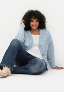 Strickjacke Im Ajourmuster Mit Blumenstickerei 13 Strickjacke Im Ajourmuster Mit Blumenstickerei -Sommertraum Mode 14787500025 04N6N 02 SH