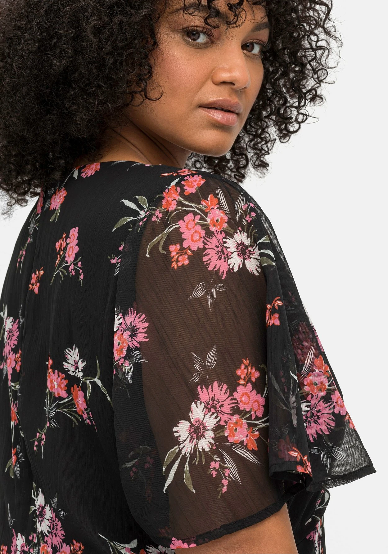 Chiffonkleid Mit Blumendruck Und Flügelärmeln 8 Chiffonkleid Mit Blumendruck Und Flügelärmeln – Bild 6