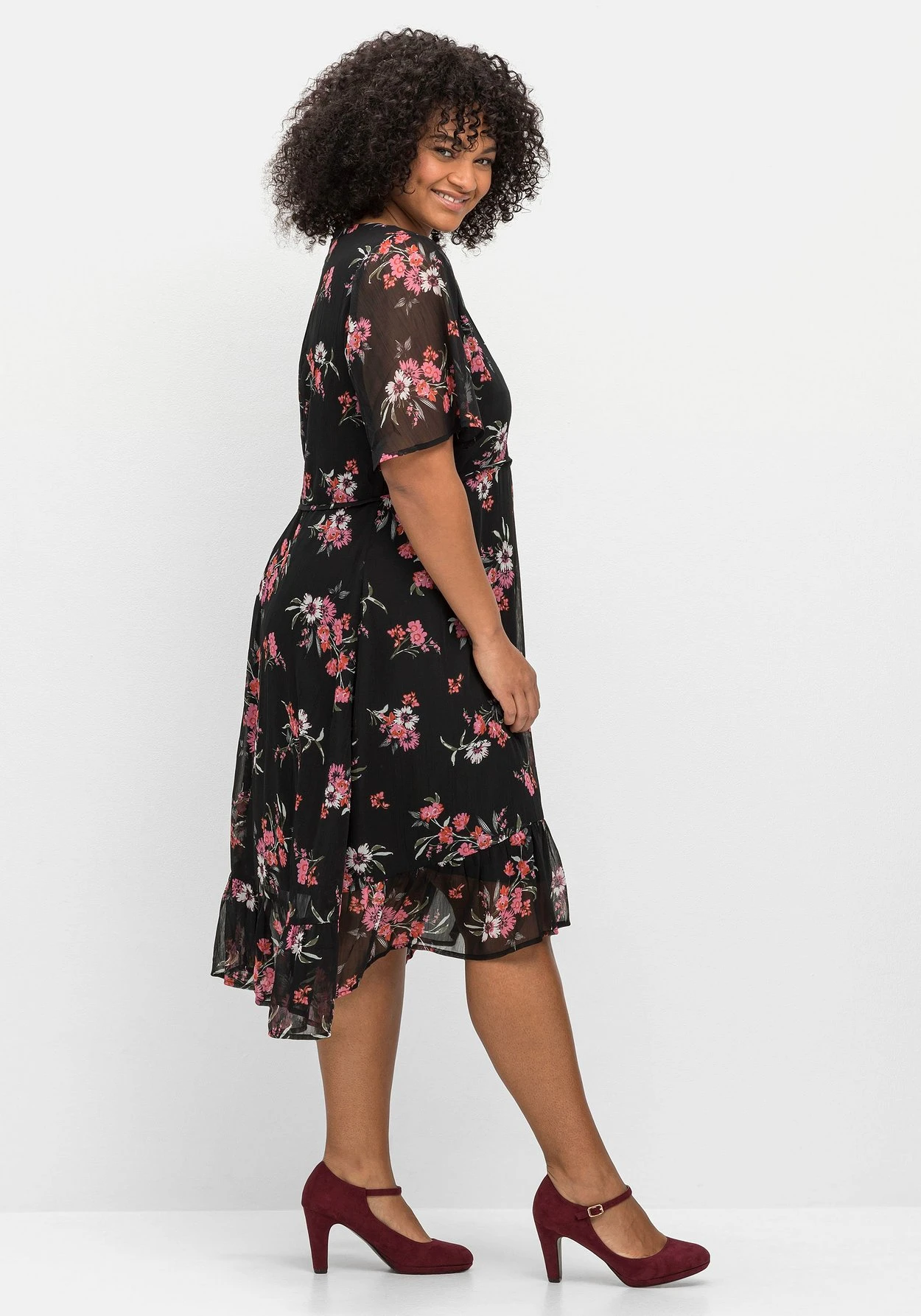 Chiffonkleid Mit Blumendruck Und Flügelärmeln 4 Chiffonkleid Mit Blumendruck Und Flügelärmeln – Bild 2