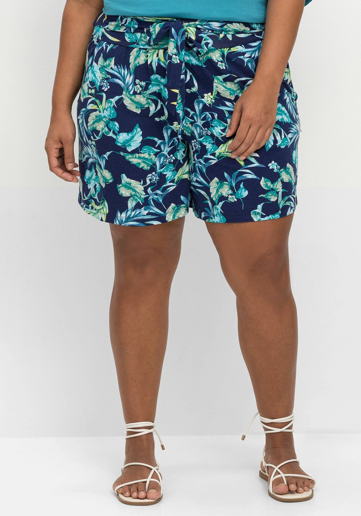Sheego Strandshorts Mit Blätterprint, In Kniefreier Länge 7 Sheego Strandshorts Mit Blätterprint, In Kniefreier Länge – Bild 5
