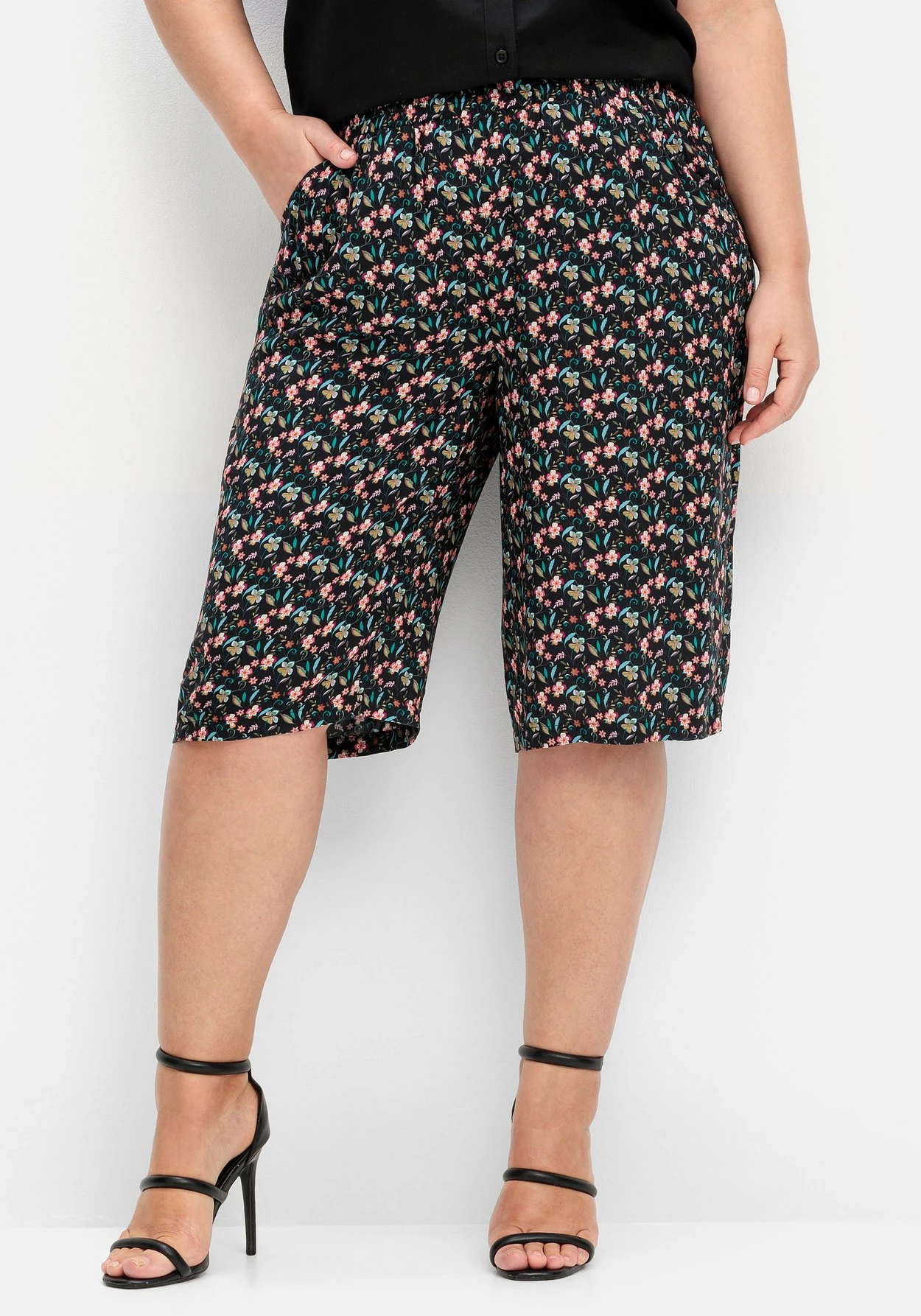 Sheego Weite Bermudas Mit Smokbund, Aus Viskose 7 Sheego Weite Bermudas Mit Smokbund, Aus Viskose – Bild 5