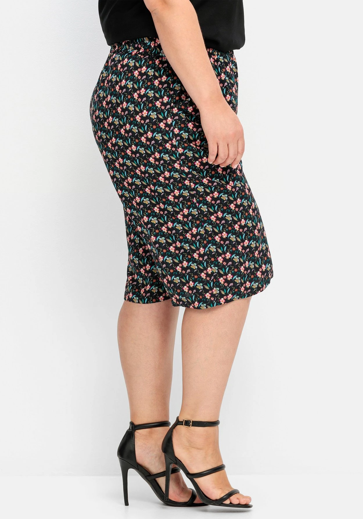 Sheego Weite Bermudas Mit Smokbund, Aus Viskose 4 Sheego Weite Bermudas Mit Smokbund, Aus Viskose – Bild 2