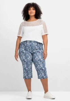 Sheego Caprihose Mit Floralem Alloverdruck 13 Sheego Caprihose Mit Floralem Alloverdruck -Sommertraum Mode 14877600913 04PNI 02 SH