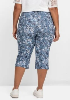 Sheego Caprihose Mit Floralem Alloverdruck 11 Sheego Caprihose Mit Floralem Alloverdruck -Sommertraum Mode 14877600913 04PNJ 02 SH