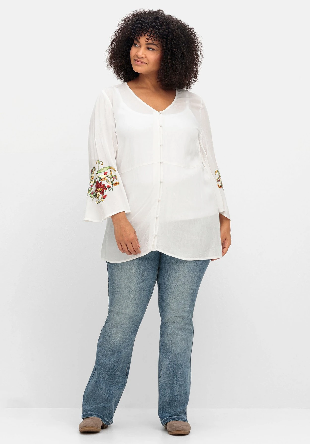 Crêpe-Longbluse Mit Bestickten Trompetenärmeln 6 Crêpe-Longbluse Mit Bestickten Trompetenärmeln – Bild 4