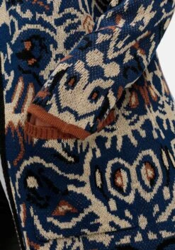 Langer, Offener Strickmantel Mit Jacquardmuster 13 Langer, Offener Strickmantel Mit Jacquardmuster -Sommertraum Mode 15017402119 04UGU 02 SH