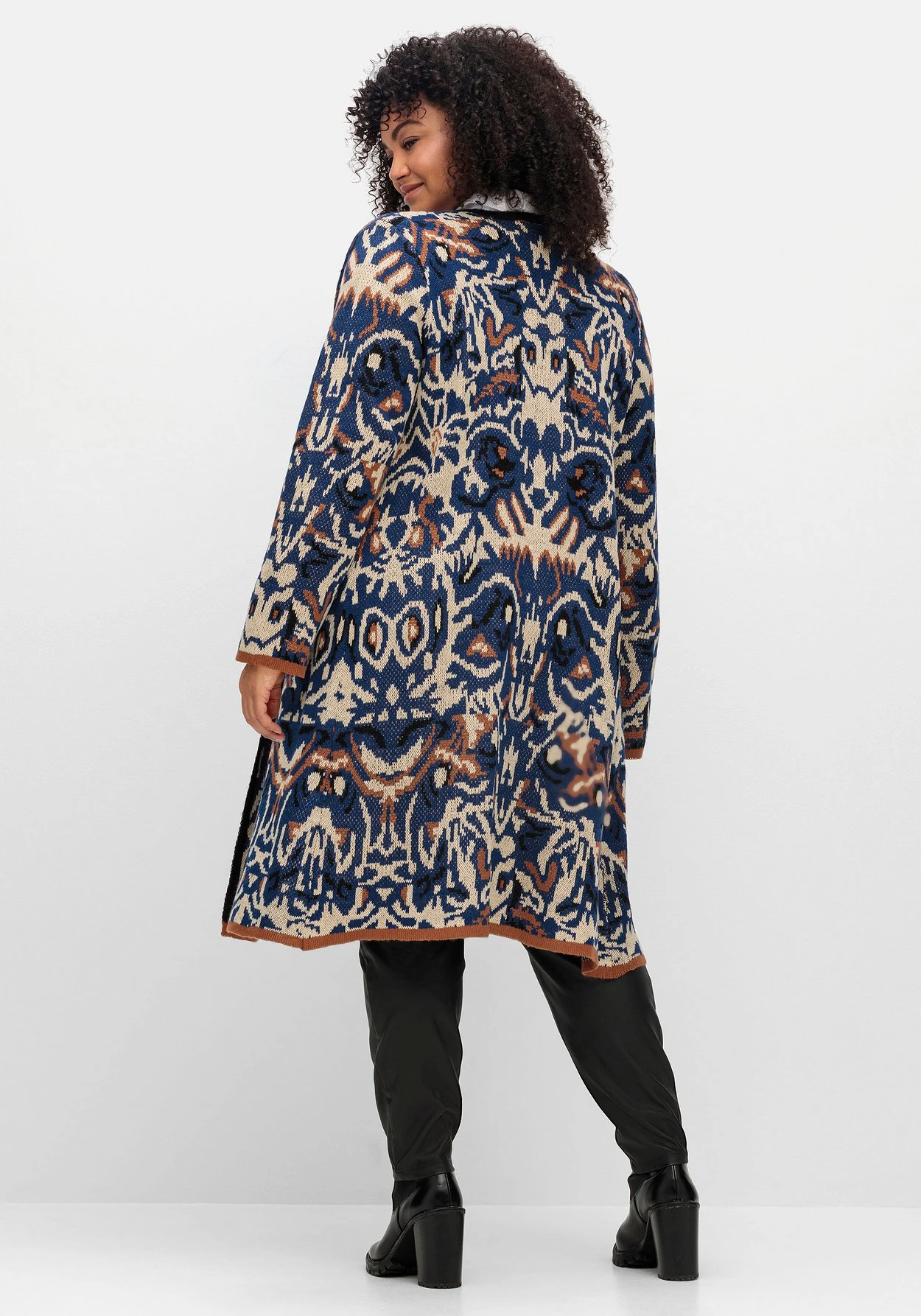 Langer, Offener Strickmantel Mit Jacquardmuster 5 Langer, Offener Strickmantel Mit Jacquardmuster – Bild 3