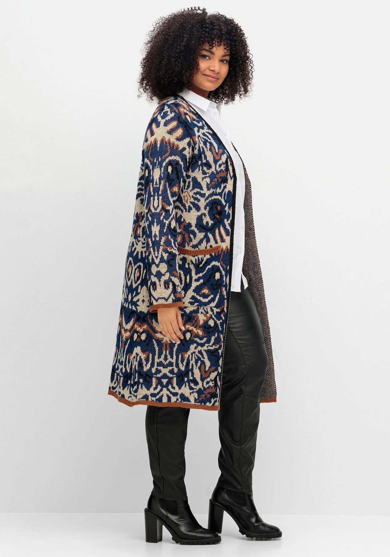 Langer, Offener Strickmantel Mit Jacquardmuster 4 Langer, Offener Strickmantel Mit Jacquardmuster – Bild 2