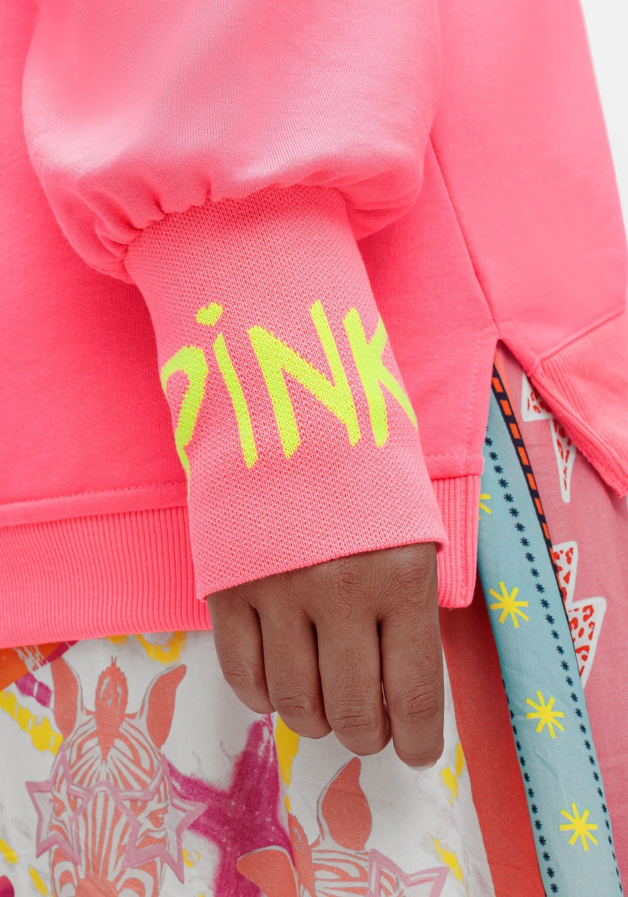 Sweatshirt Mit Neon-Prints Und Ballonärmeln 8 Sweatshirt Mit Neon-Prints Und Ballonärmeln – Bild 6